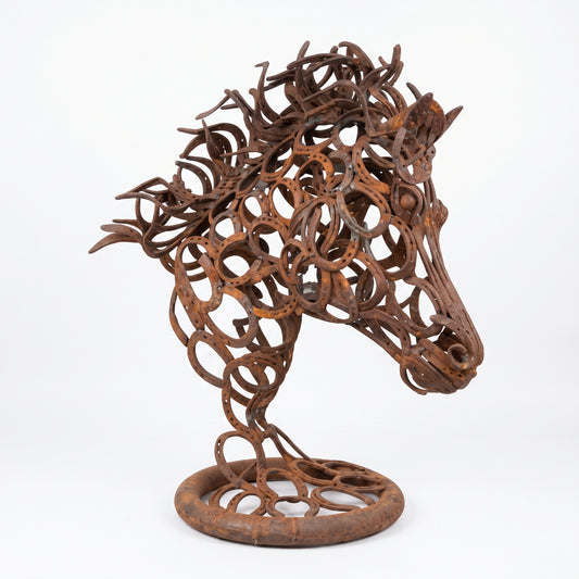 Escultura Monumental de Cabeza de Caballo en Herraduras Antiguas